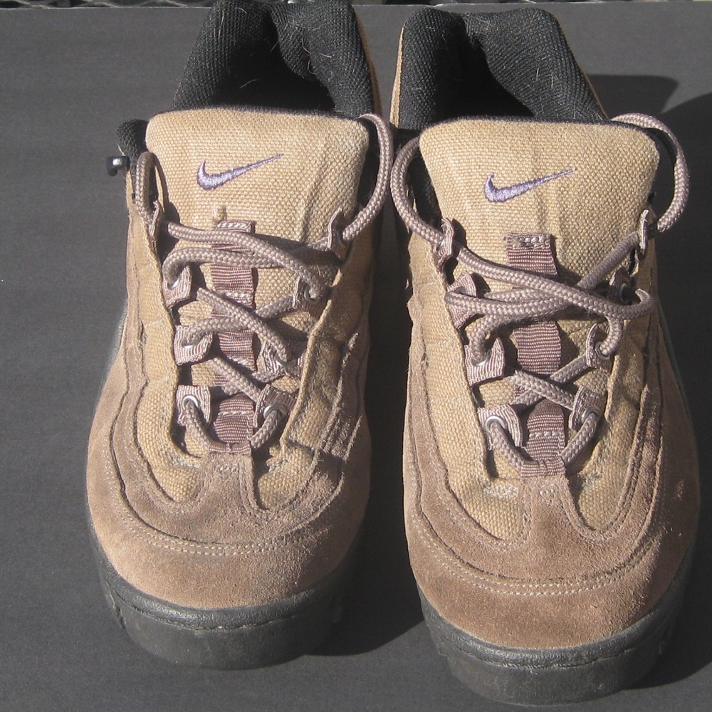 NIKE ACG Low Cut Hiking / Walking Shoes-Size 9
